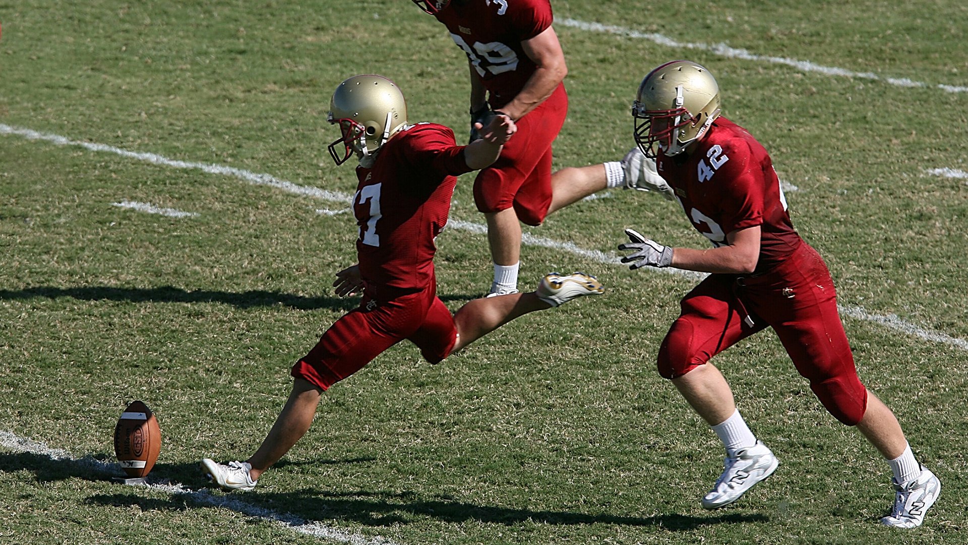 开云体育下载官网-德甲激烈竞争,数据揭示战术变革推动攻守平衡的核心路径,德甲格局