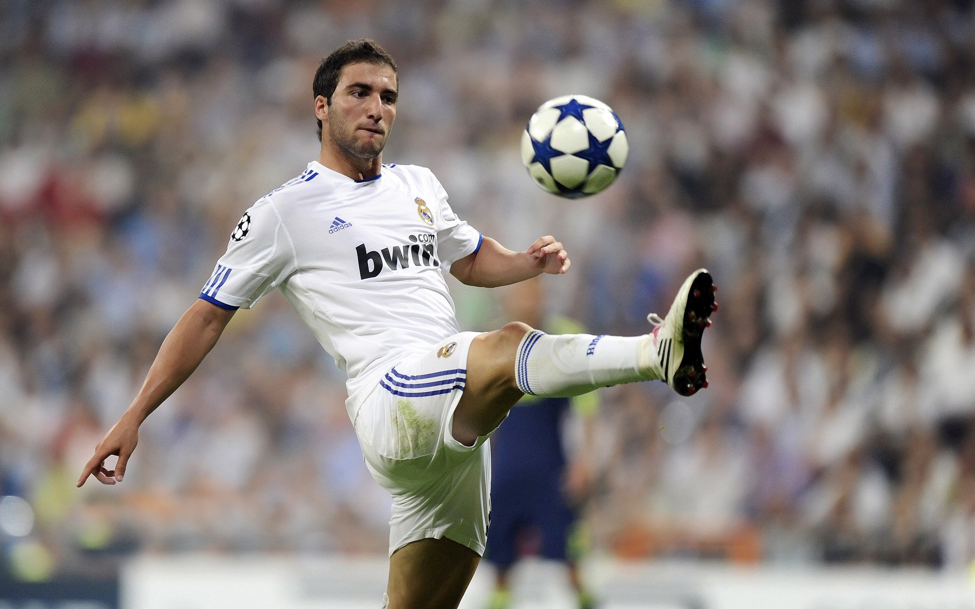 kaiyun app download-皇马高速反击战术：制胜的关键在速度与配合，皇马快速反击